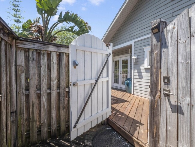 Building Photo - Charming 1/1 condo near Lake Virginia