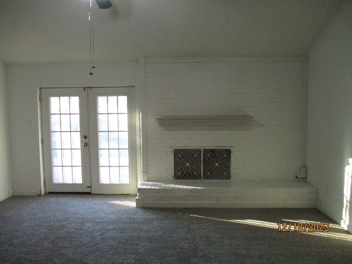 Primary Photo - 433 W Ferndale Ln