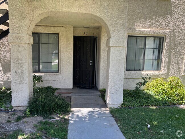 Building Photo - 2554 Olive Dr