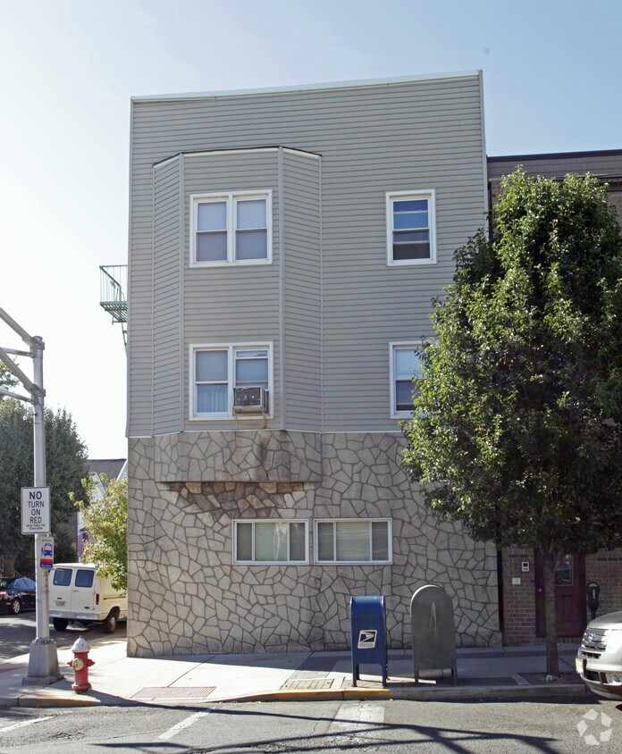 Building Photo - 313 Broadway