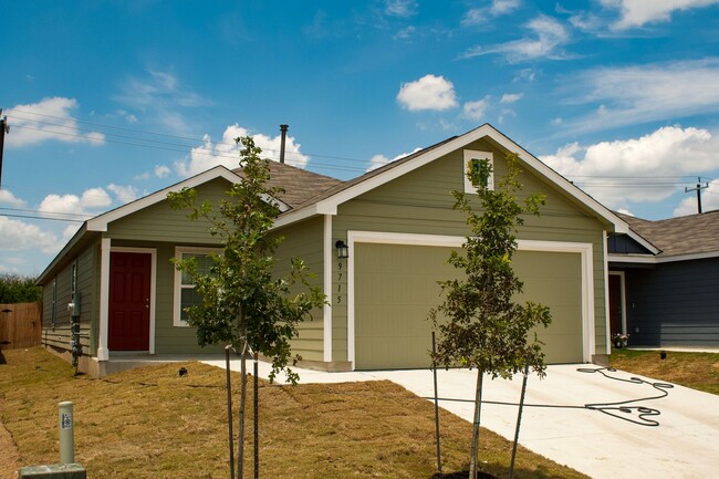Building Photo - BEAUTIFUL 4BR/2BA - 1627 SF - WATERWHEEL!