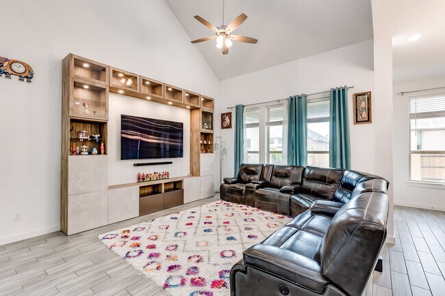 Foto del edificio - 833 Whitetail Dr