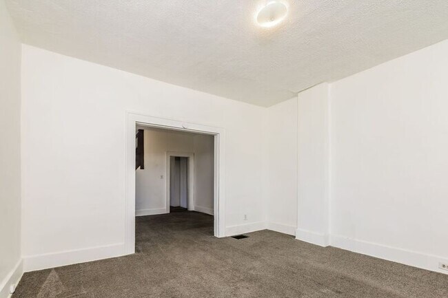 Foto del edificio - 215-217 Warren Dr.