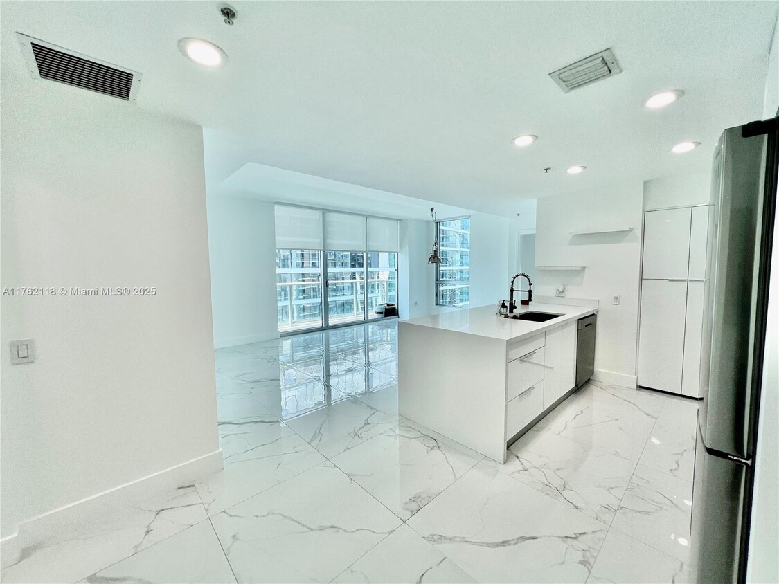 Foto principal - 300 S Biscayne Blvd