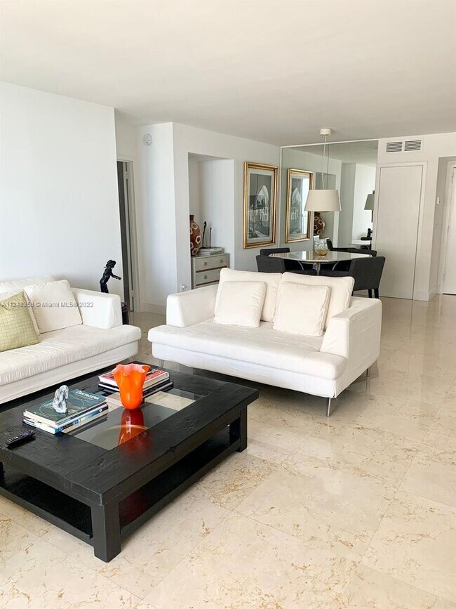 Building Photo - 1420 Brickell Bay Dr