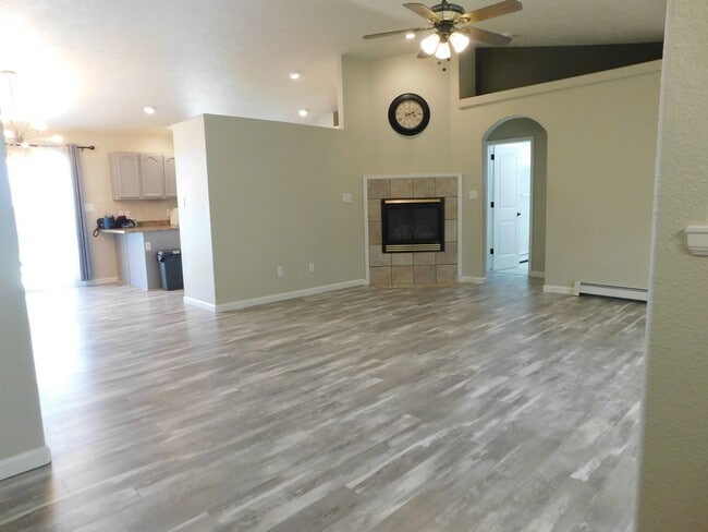Building Photo - Spacious Home in Fruita w/Office