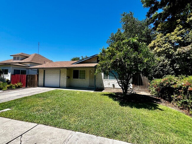 Building Photo - 1318 CALIFORNIA AVE, DOS PALOS - 3 beds, 2...