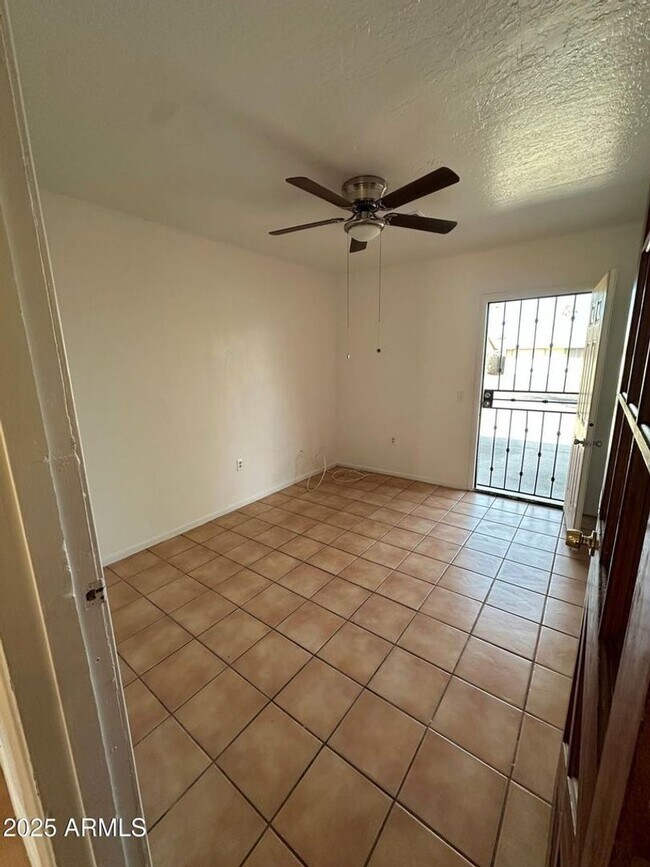 Building Photo - Fantastic 3BR/2BA Home in South Phoenix Av...