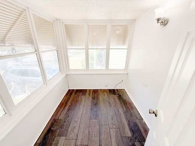 Building Photo - 2 BED 1 BATH SINGLE FAMILY HOME IN EUCLID!