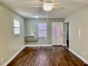 Building Photo - 823 Englewood Rd
