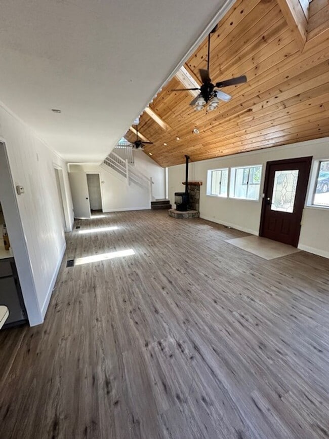 Building Photo - Newly updated pet friendly 4Bd 3Ba home! C...