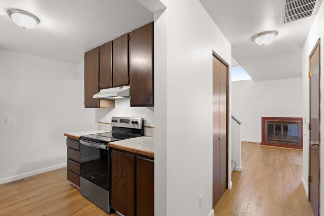 Building Photo - 2 Bedroom, 1.5 Bathroom Townhome-Style Condo in Tanasbrook, Near Tanasbourne!