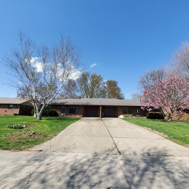 Duplex with garage - 118 Darin Ct