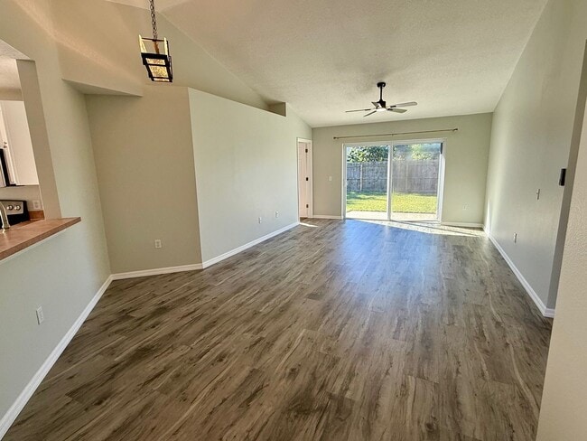 Building Photo - 3/2 Spacious Saint Cloud Home with fenced ...