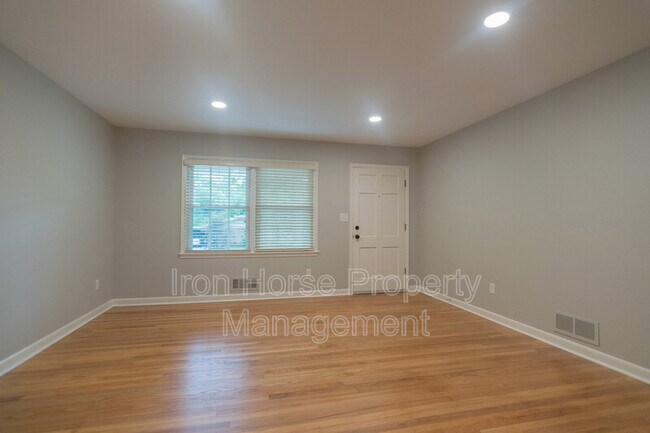 Building Photo - 345 Vista Dr