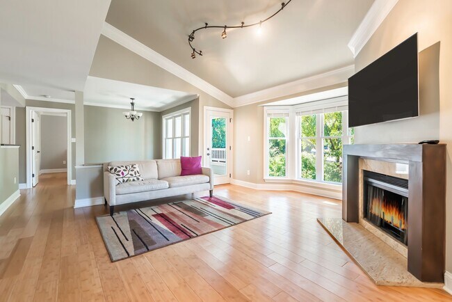 Foto del edificio - Gorgeous 2-Bedroom Condo Near Fletcher Par...