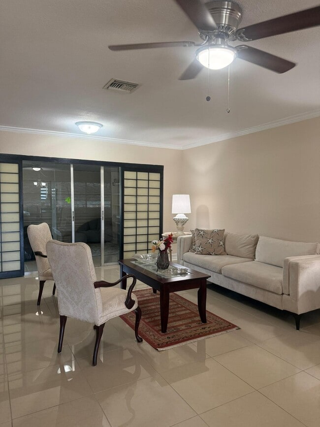 Foto del edificio - 5775 Fernley Dr W