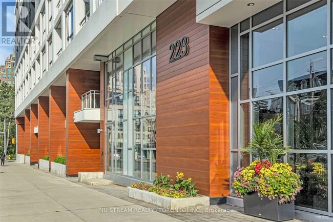 Building Photo - 223-1223 St Clair Ave W