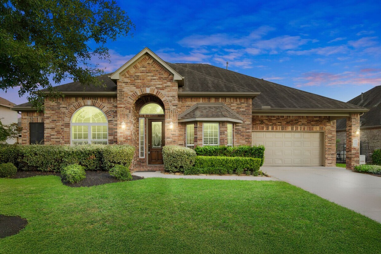 Foto principal - Stunning 4-bed, 4-bath Home in Auburn Lakes community!