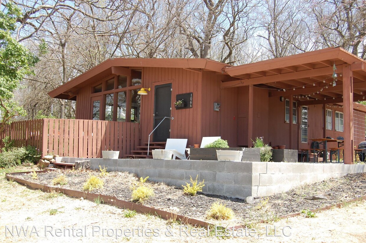 Primary Photo - 3 br, 1 bath House - 1066 W Bulldog Blvd