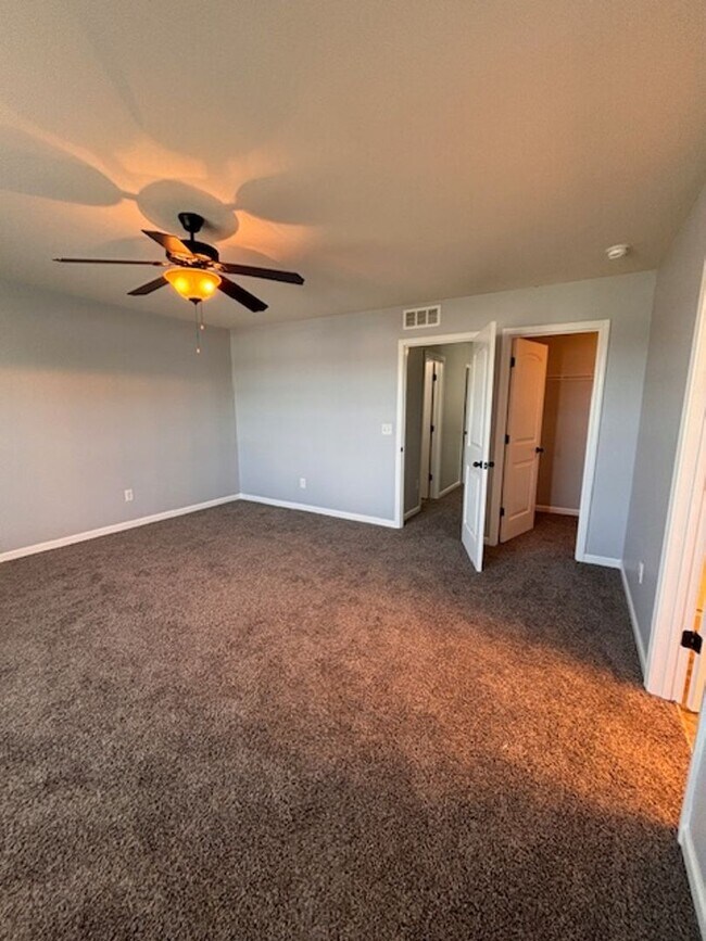 Building Photo - 146 Vineland Pkwy Dr