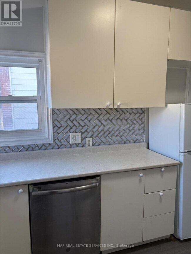 Building Photo - 15 Wallace St