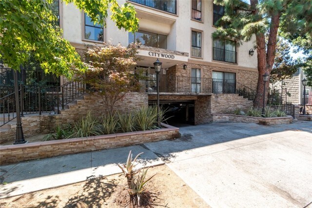 Foto del edificio - 15344 Weddington St