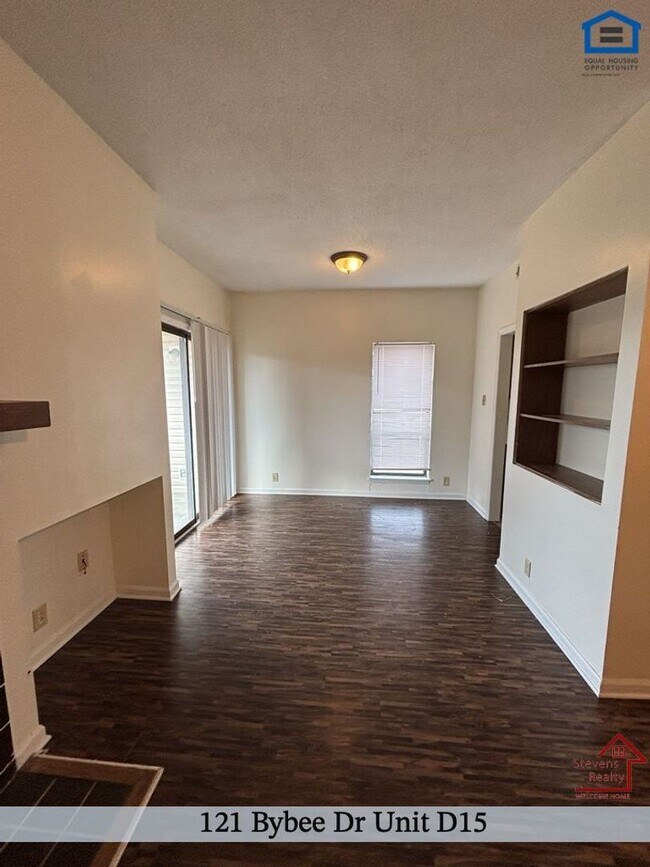 Foto del edificio - 121 Bybee Dr