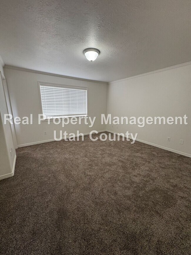 Building Photo - Large home in Pleasant Grove