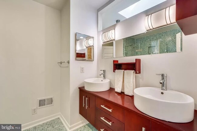 En la planta superior de baño con lavabos para él y para ella y ducha - 122 N Bradford St