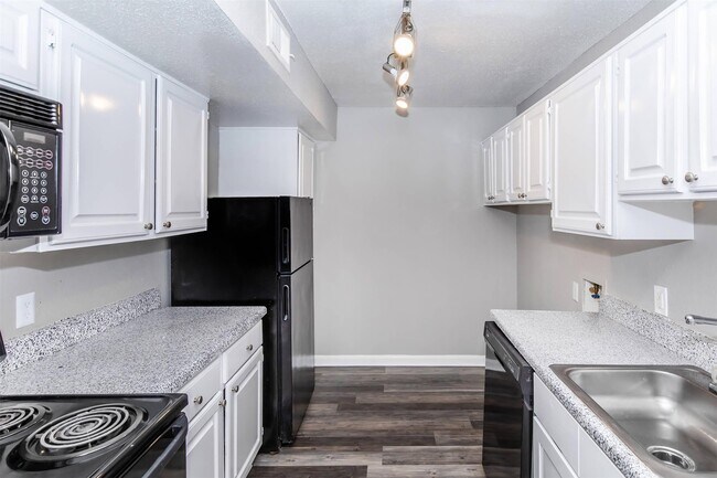 Foto del edificio - 18001 Cypress Trace Rd