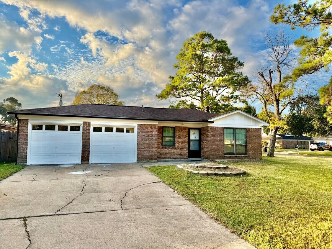Primary Photo - 620 Circle Way