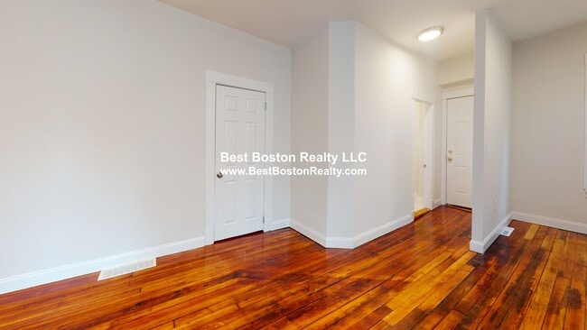 Building Photo - 16 R Warren Ave