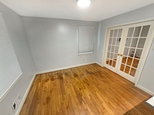 Foto del edificio - Spacious 4BR/2.5BA Home in Prime West End ...