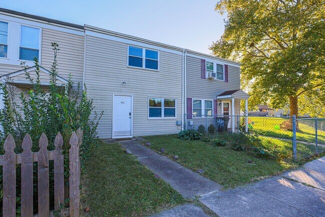 Building Photo - Beautiful 3 Bedroom 1.5 bath Move-In Ready!