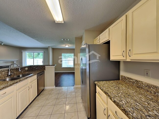 Building Photo - 8216 Leafcrest Dr