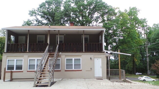 Building Photo - 2nd Floor: 1 Bedroom/ 1 Bathroom Apartment...
