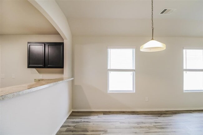 Building Photo - 2610 Lina Dr