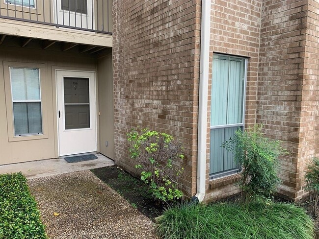Building Photo - 700 Thicket Ln