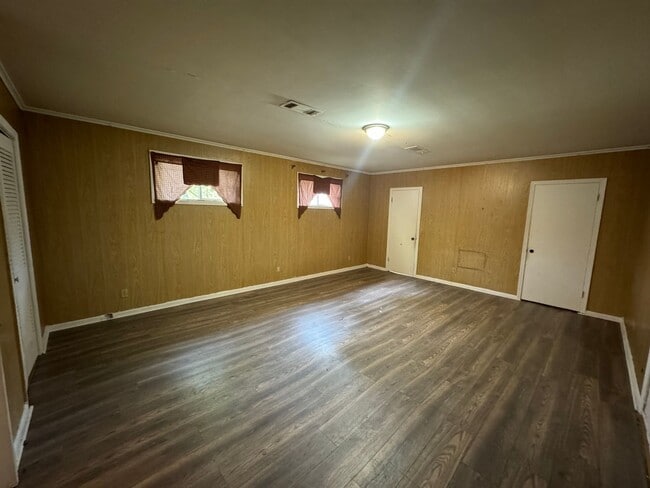 Building Photo - Spacious 3 Bedroom Home