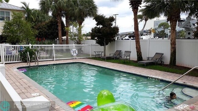 Building Photo - 2306 NE 2nd St