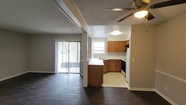 Building Photo - First Floor Condo in Parkview Village - Wi...