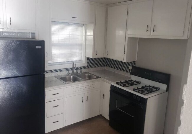 Foto del edificio - Updated Adorable Home - PRICE DROP!