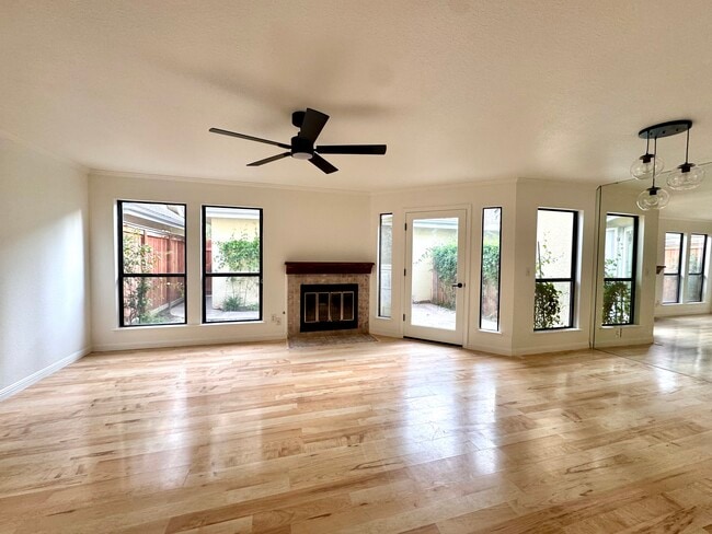 Living and dining area - 983 E Foxhill Dr