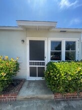 Building Photo - 4639 1/2-4637-4632 Larkspur St