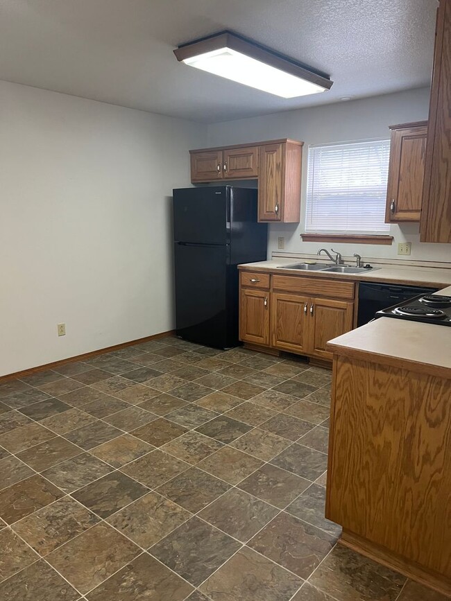 Building Photo - 3 Bedroom 2 bath Spacious Home in a quiet neighborhood!