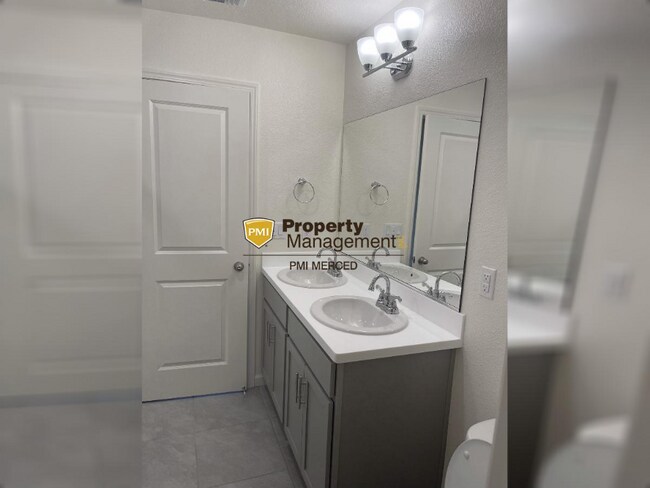 Foto del edificio - "Charming 3-Bed Haven with Granite Elegance in Merced!"
