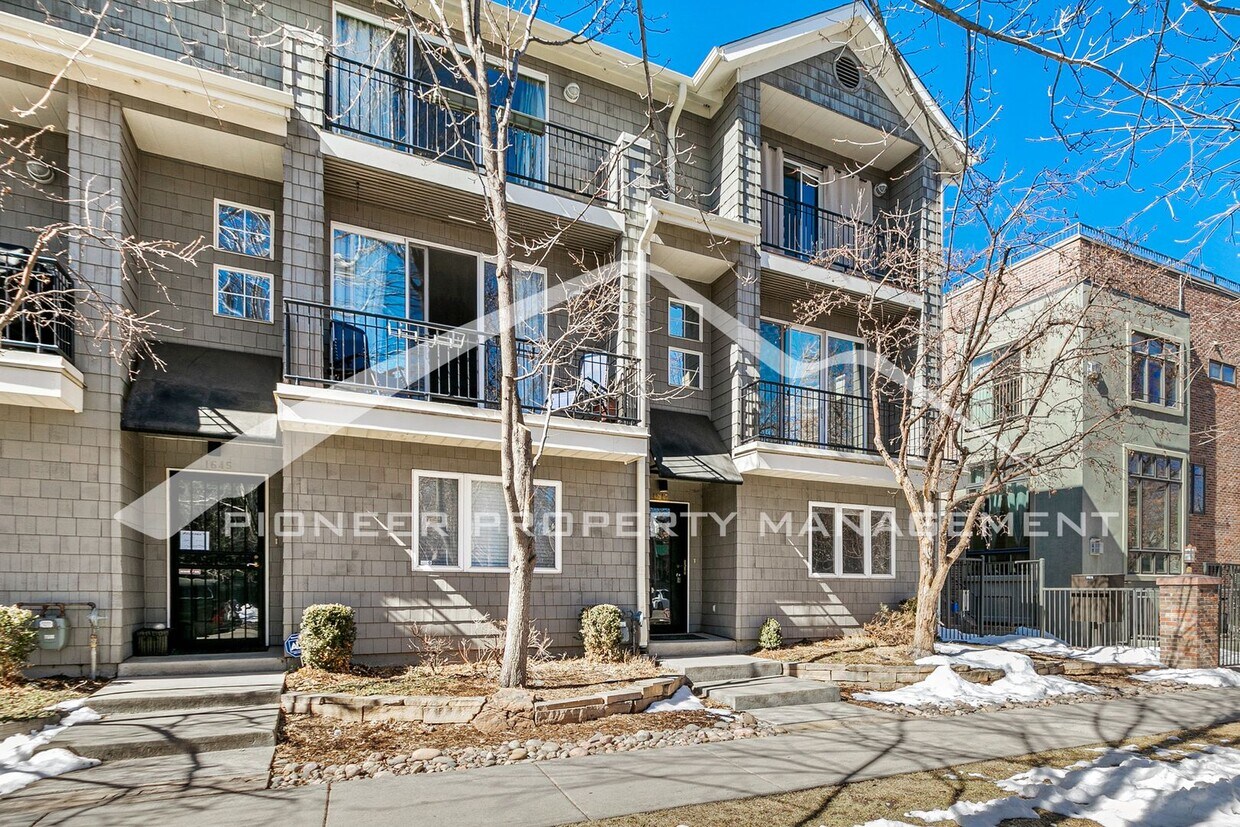 Foto principal - Lovely 3 Story Townhome with Fireplace and...