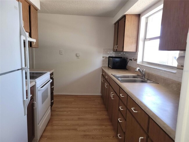 Foto del edificio - 6430 Lomand Ave