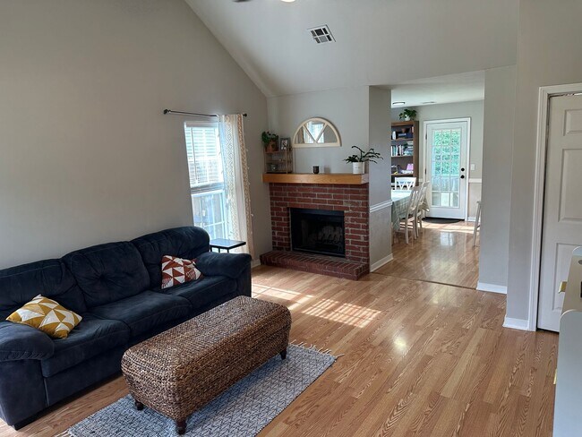Foto del edificio - Available as soon as mid-August! Recently Updated 3 Bedroom, 2 Bathroom Rogers Home with All Appl...